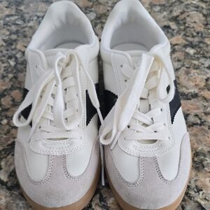 Universal Threads White Low-Top Sneakers